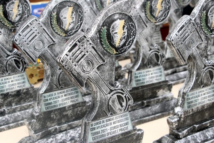 Policiais militares se formam no curso de rondas ostensivas com motocicletas