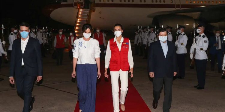 Rainha da Espanha chega ao Paraguai para fortalecer cooperação