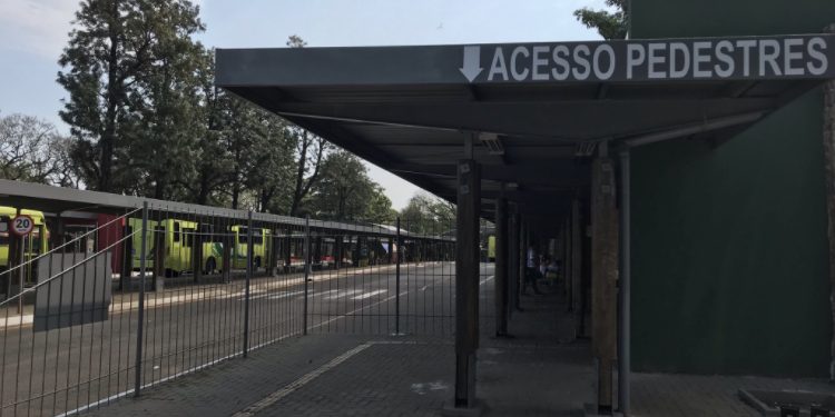 Sem ônibus, motoristas de Apps formaram filas no TTU e foram multados pela GM
