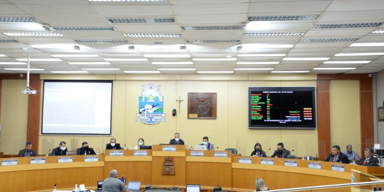 Em sessão no domingo, Câmara aprova orçamento municipal para 2022