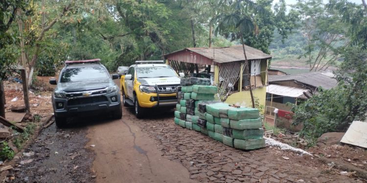 Rotam apreende 45 fardos de maconha na favela do Monsenhor