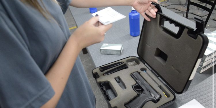 Novos escrivães da Polícia Civil recebem armas e escolhem lotação