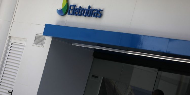 Privatização da Eletrobras é mantida para primeiro semestre de 2022