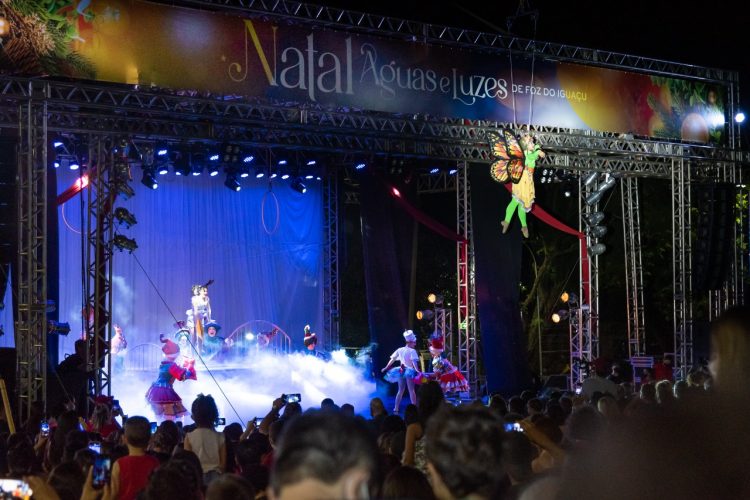 Abertura do Natal de Águas e Luzes lota a Praça da Paz e encanta o público