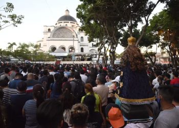 Paraguaios celebram o dia da padroeira Nossa Senhora de Caacupe