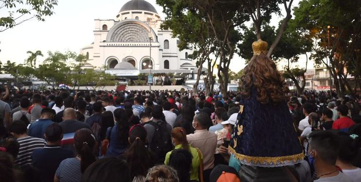 Paraguaios celebram o dia da padroeira Nossa Senhora de Caacupe