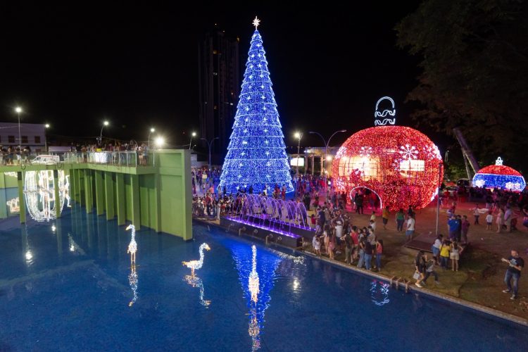 Abertura do Natal de Águas e Luzes lota a Praça da Paz e encanta o público