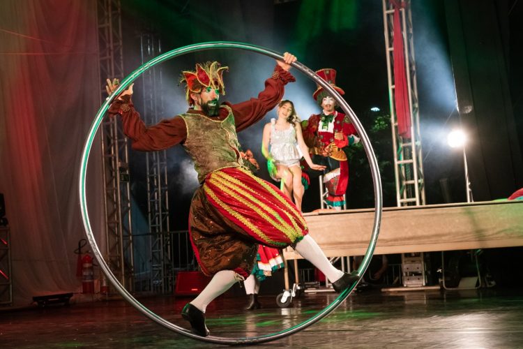 Abertura do Natal de Águas e Luzes lota a Praça da Paz e encanta o público