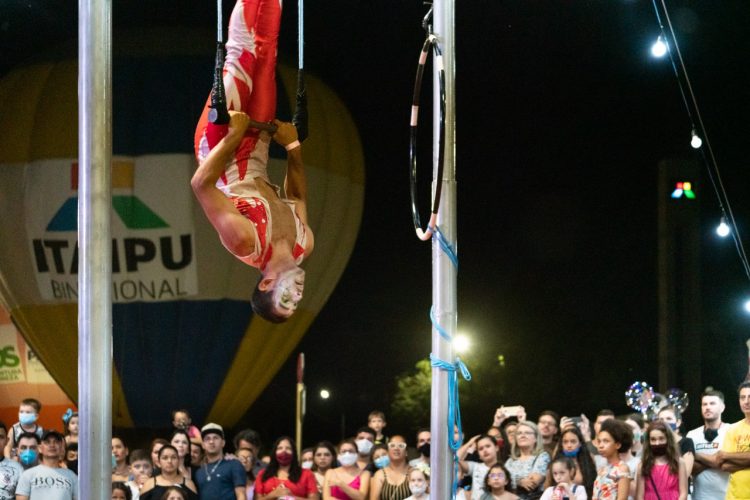 Famílias de Foz celebram o retorno do Natal ao Gramadão de Itaipu, na Vila A