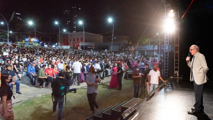 Abertura do Natal de Águas e Luzes lota a Praça da Paz e encanta o público