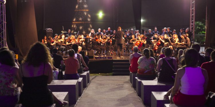Natal de Águas e Luzes tem noite de louvor com evangélicos