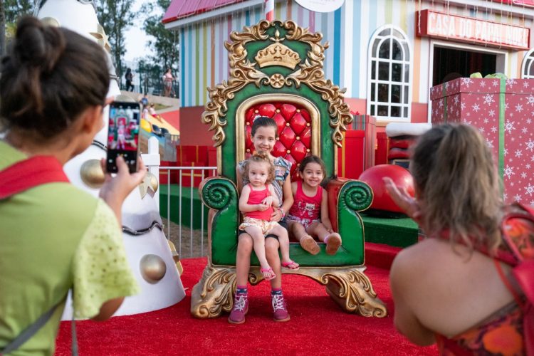 Famílias de Foz celebram o retorno do Natal ao Gramadão de Itaipu, na Vila A