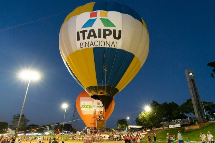 Famílias de Foz celebram o retorno do Natal ao Gramadão de Itaipu, na Vila A
