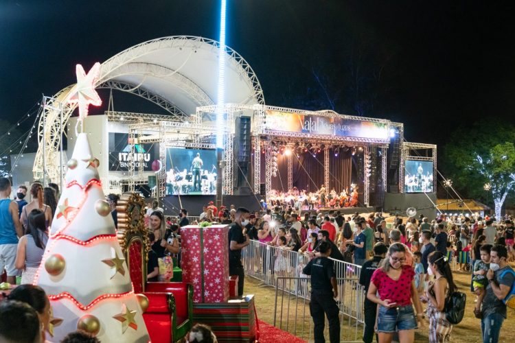 Famílias de Foz celebram o retorno do Natal ao Gramadão de Itaipu, na Vila A