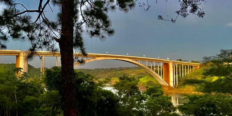Assista ao vivo a inauguração da iluminação da Ponte da Amizade