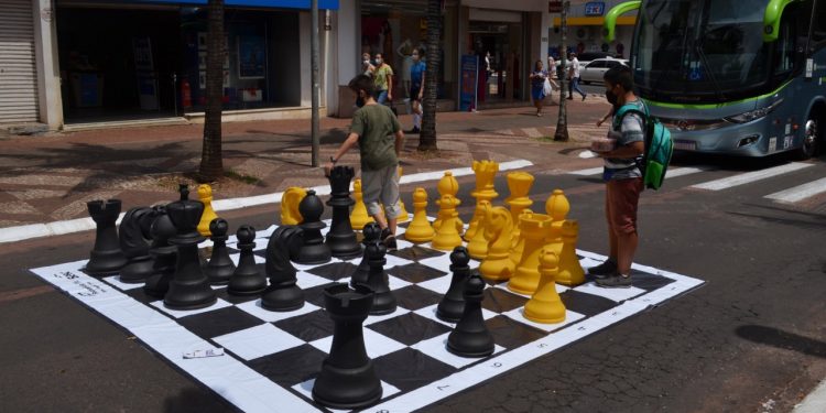 Av. Brasil atrai atenção com programação cultural, no Natal de Águas e Luzes