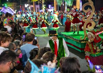 Águas e luzes: Mais de 20 mil pessoas na Parada de Natal; agora as atenções se voltam para o show do cantor Daniel