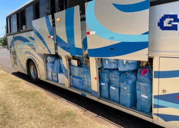 Receita Federal apreende dois ônibus carregados de mercadoria