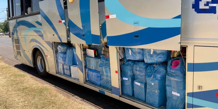 Receita Federal apreende dois ônibus carregados de mercadoria