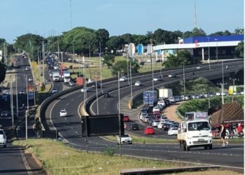 Congestionamento no acesso à Foz do Iguaçu pelo viaduto da Costa e Silva
