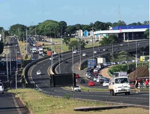 Congestionamento no acesso à Foz do Iguaçu pelo viaduto da Costa e Silva