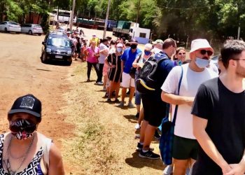 Fila de 1 hora ao sol para apresentar comprovante de vacina para entrar na Argentina