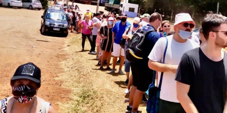 Fila de 1 hora ao sol para apresentar comprovante de vacina para entrar na Argentina