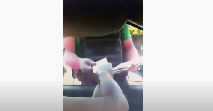 Agente de trânsito de Iguazú é filmado recebendo dinheiro de motorista brasileira