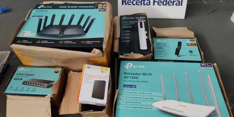 Receita Federal retém mercadorias irregulares no Centro de Distribuição de Remessas Postais de Matelândia