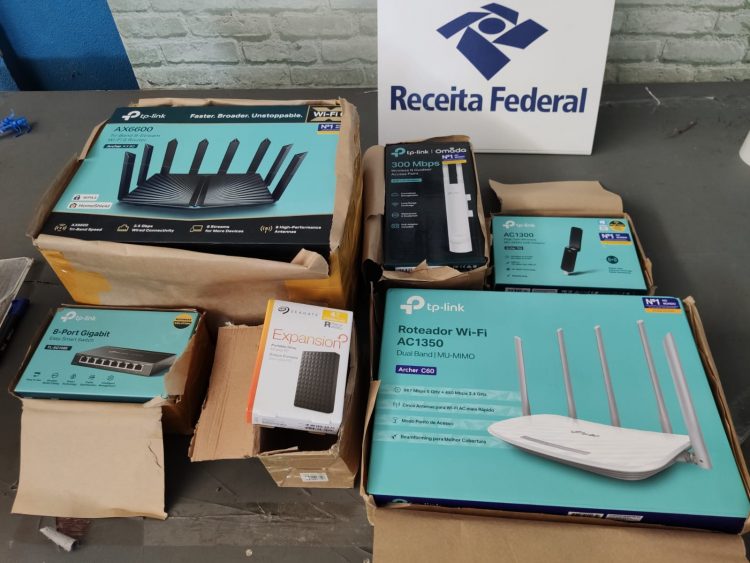 Receita Federal retém mercadorias irregulares no Centro de Distribuição de Remessas Postais de Matelândia