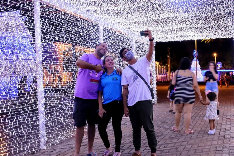 Decoração natalina e projeção mapeada encantam moradores e turistas em Foz