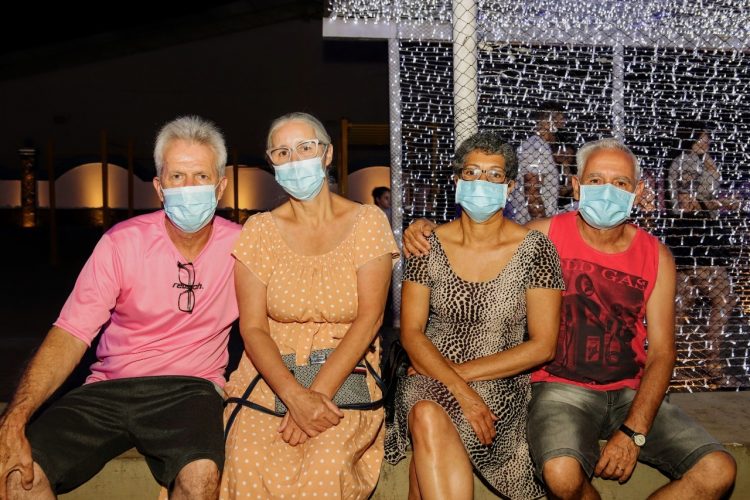 Decoração natalina e projeção mapeada encantam moradores e turistas em Foz