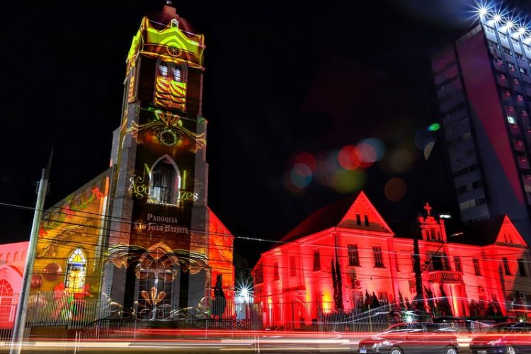 Decoração natalina e projeção mapeada encantam moradores e turistas em Foz