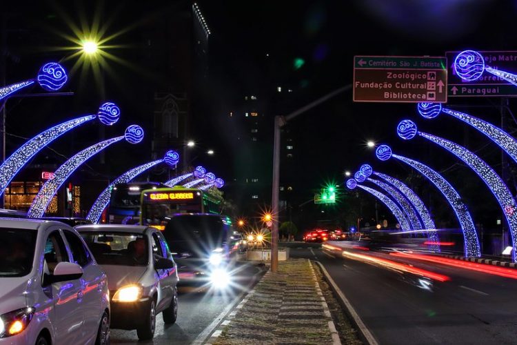 Decoração natalina e projeção mapeada encantam moradores e turistas em Foz