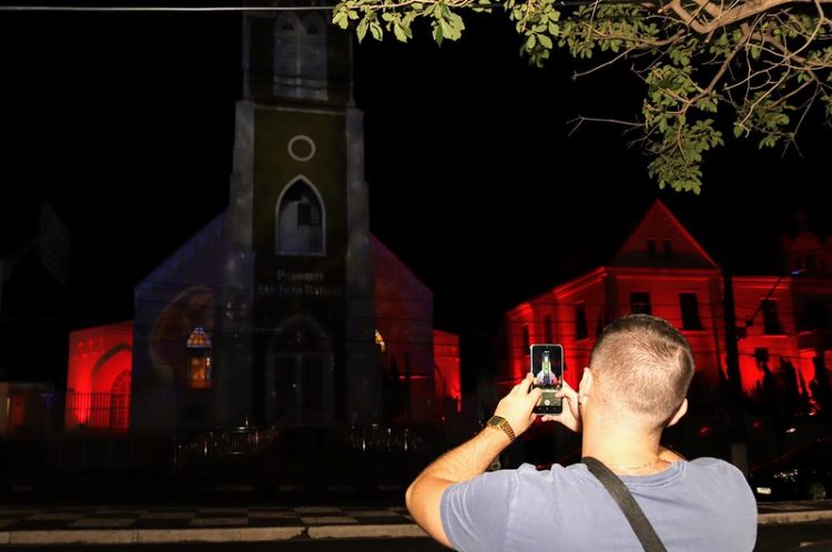 Decoração natalina e projeção mapeada encantam moradores e turistas em Foz
