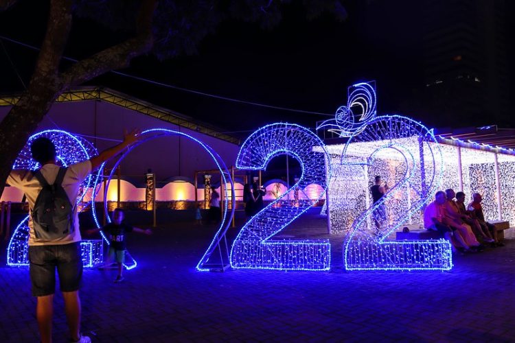 Decoração natalina e projeção mapeada encantam moradores e turistas em Foz