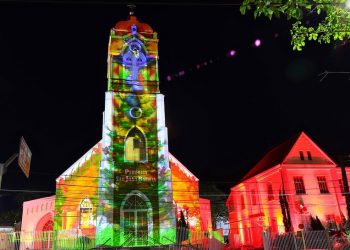 Decoração natalina e projeção mapeada encantam moradores e turistas em Foz