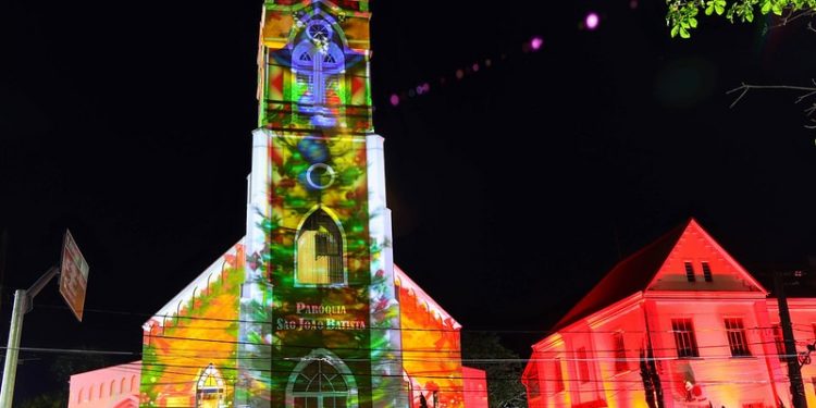 Decoração natalina e projeção mapeada encantam moradores e turistas em Foz