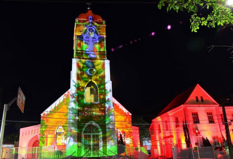 Decoração natalina e projeção mapeada encantam moradores e turistas em Foz