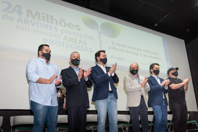 Com ministros e governador, cerimônia marca o plantio de 24 milhões de árvores na Itaipu