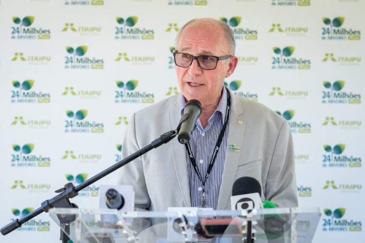 Com ministros e governador, cerimônia marca o plantio de 24 milhões de árvores na Itaipu