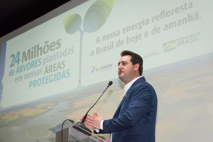Com ministros e governador, cerimônia marca o plantio de 24 milhões de árvores na Itaipu