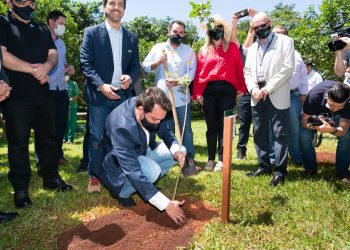 Com ministros e governador, cerimônia marca o plantio de 24 milhões de árvores na Itaipu