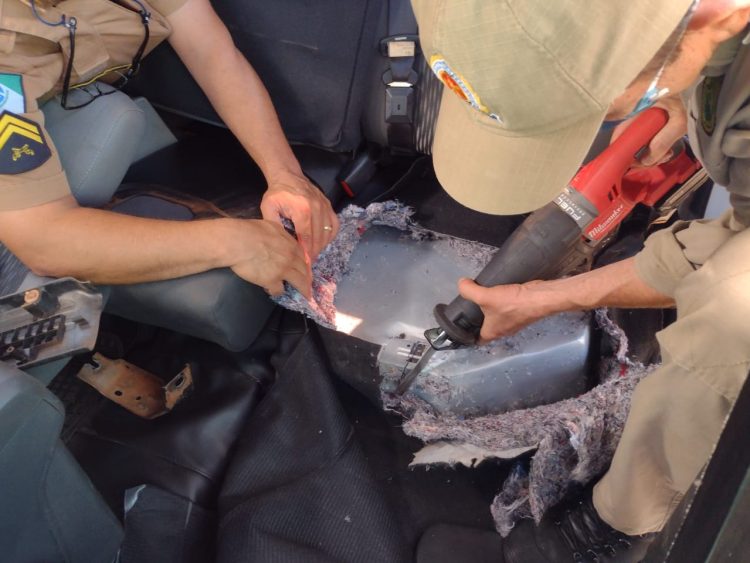 Polícia Militar apreende cerca de 300 kg de cocaína e prende três pessoas no Jardim Canadá