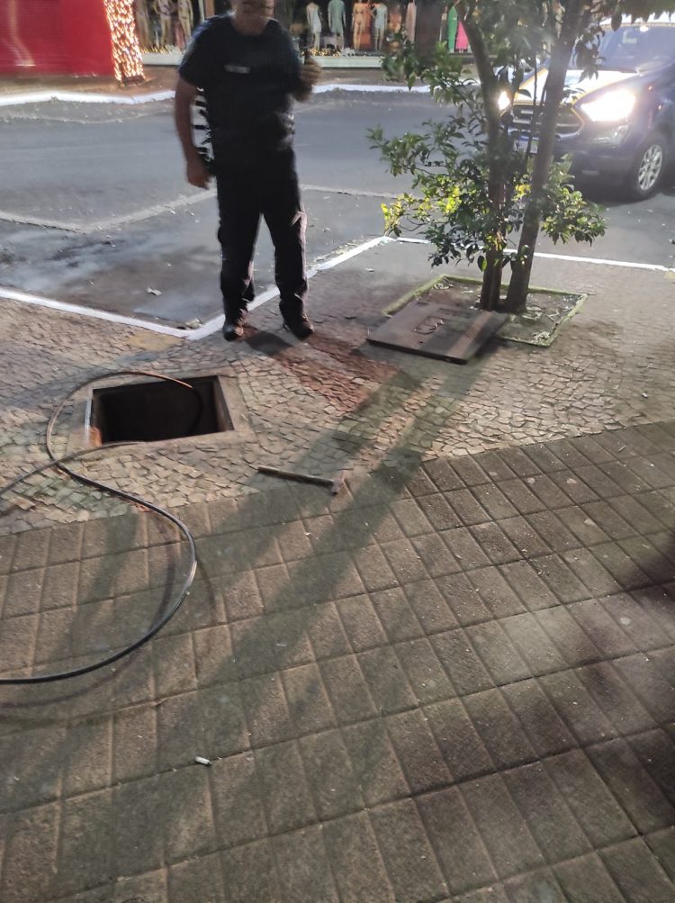 Homem é preso em flagrante pela Guarda Municipal furtando fios no centro de Foz