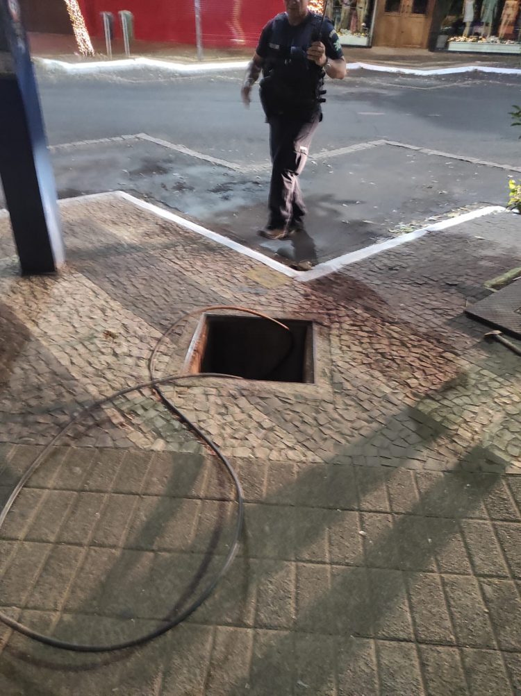 Homem é preso em flagrante pela Guarda Municipal furtando fios no centro de Foz