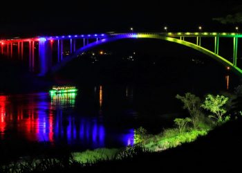 Ponte da Amizade ganha iluminação cênica e vira nova atração do Natal Águas e Luzes
