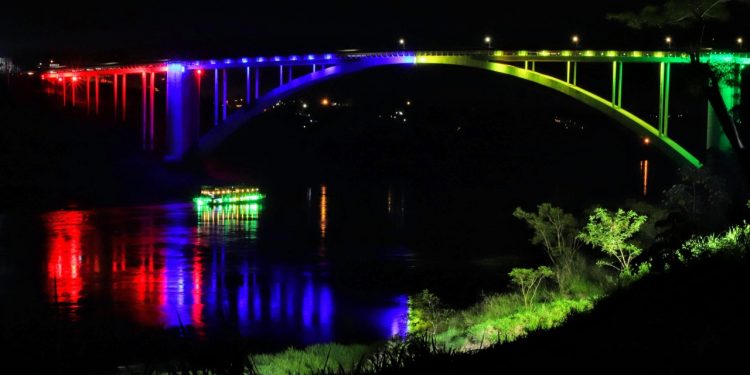 Ponte da Amizade ganha iluminação cênica e vira nova atração do Natal Águas e Luzes