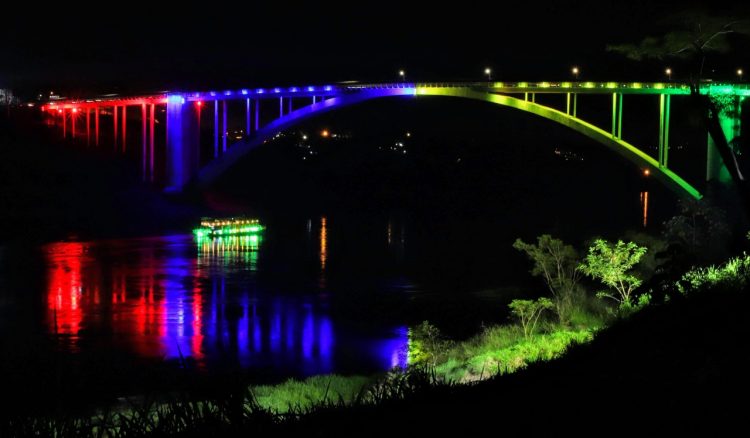 Ponte da Amizade ganha iluminação cênica e vira nova atração do Natal Águas e Luzes