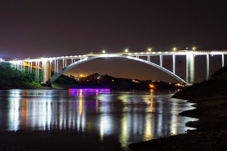 Ponte da Amizade ganha iluminação cênica e vira nova atração do Natal Águas e Luzes